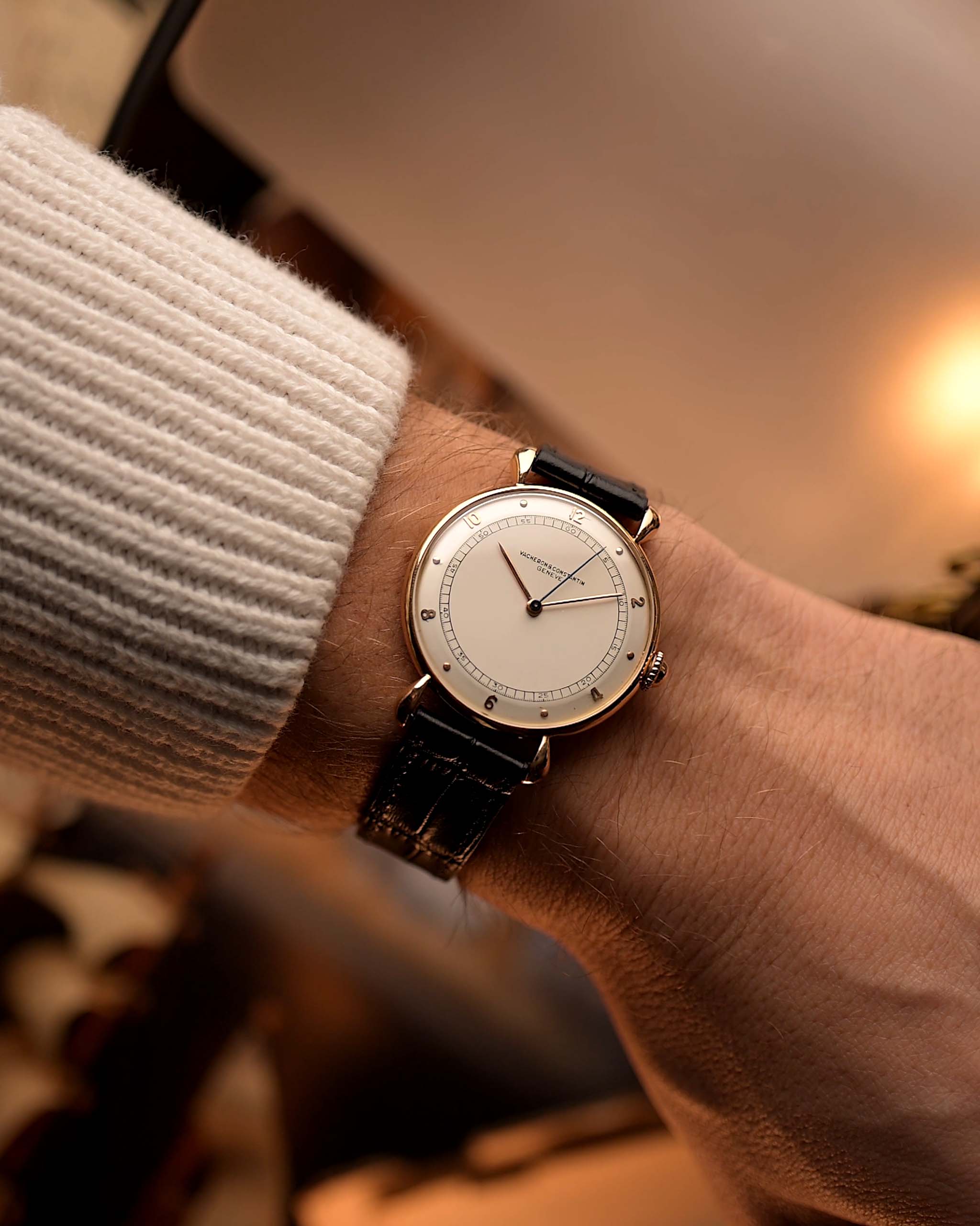 Montre vintage Vacheron Constantin Teardrop en or rose 18 carats, cadran blanc-argenté, manuelle Cal. V454, sur bracelet noir au poignet, fond flou