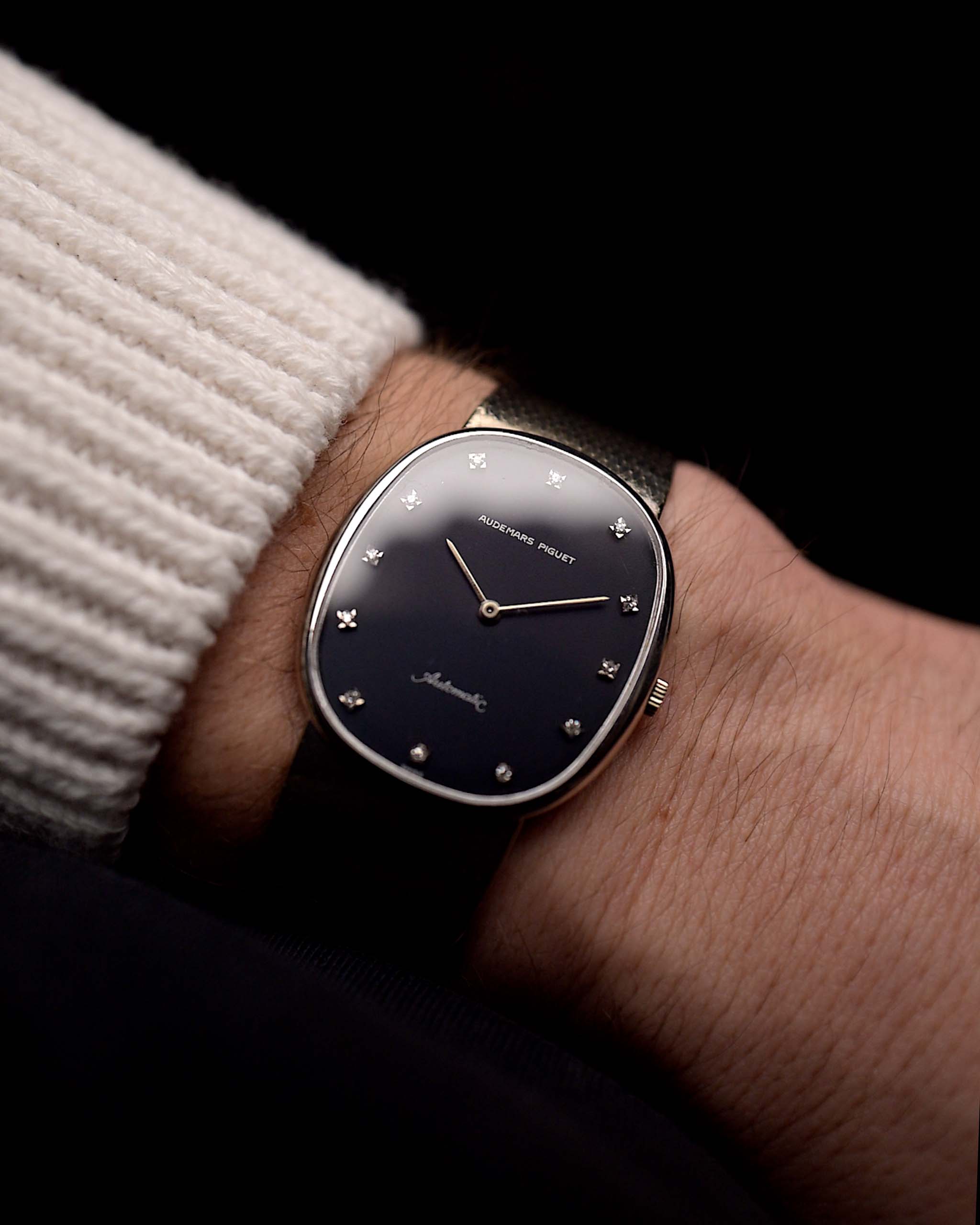 Audemars Piguet Vintage or blanc Diamond Ellipse 1970 avec cadran noir et bracelet AP en or blanc 18k au poignet