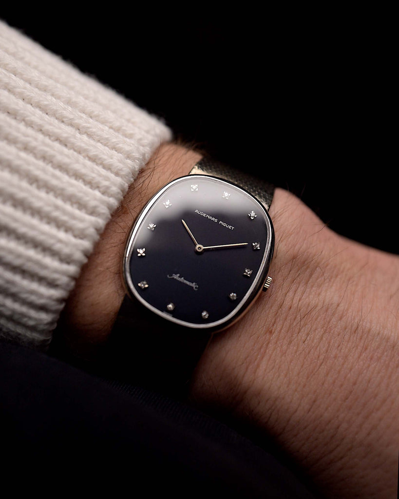 Audemars Piguet Vintage or blanc Diamond Ellipse 1970 avec cadran noir et bracelet AP en or blanc 18k au poignet