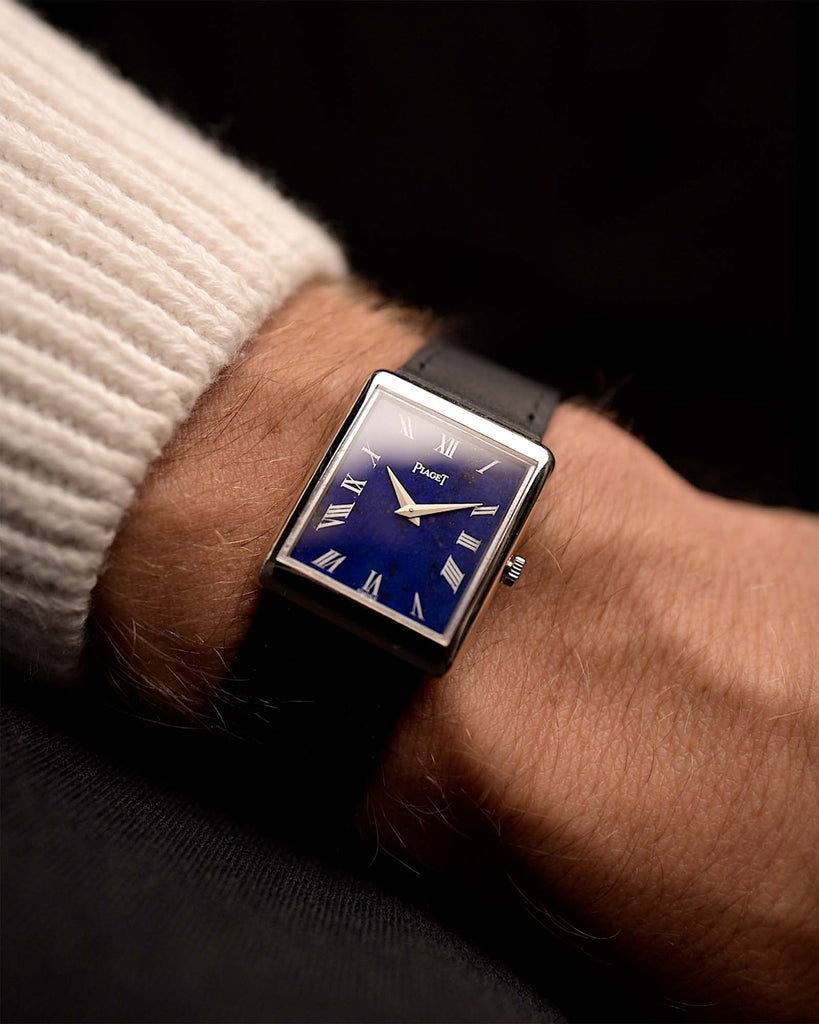 Montre Piaget Tank 9150 Vintage Lapis Lazuli 18k Roman des années 1970 sur un poignet. 23mm avec boîtier en or blanc 18k, cadran en Lapislazuli, remontage manuel, calibre 9P, bracelet en cuir noir en très bon état.