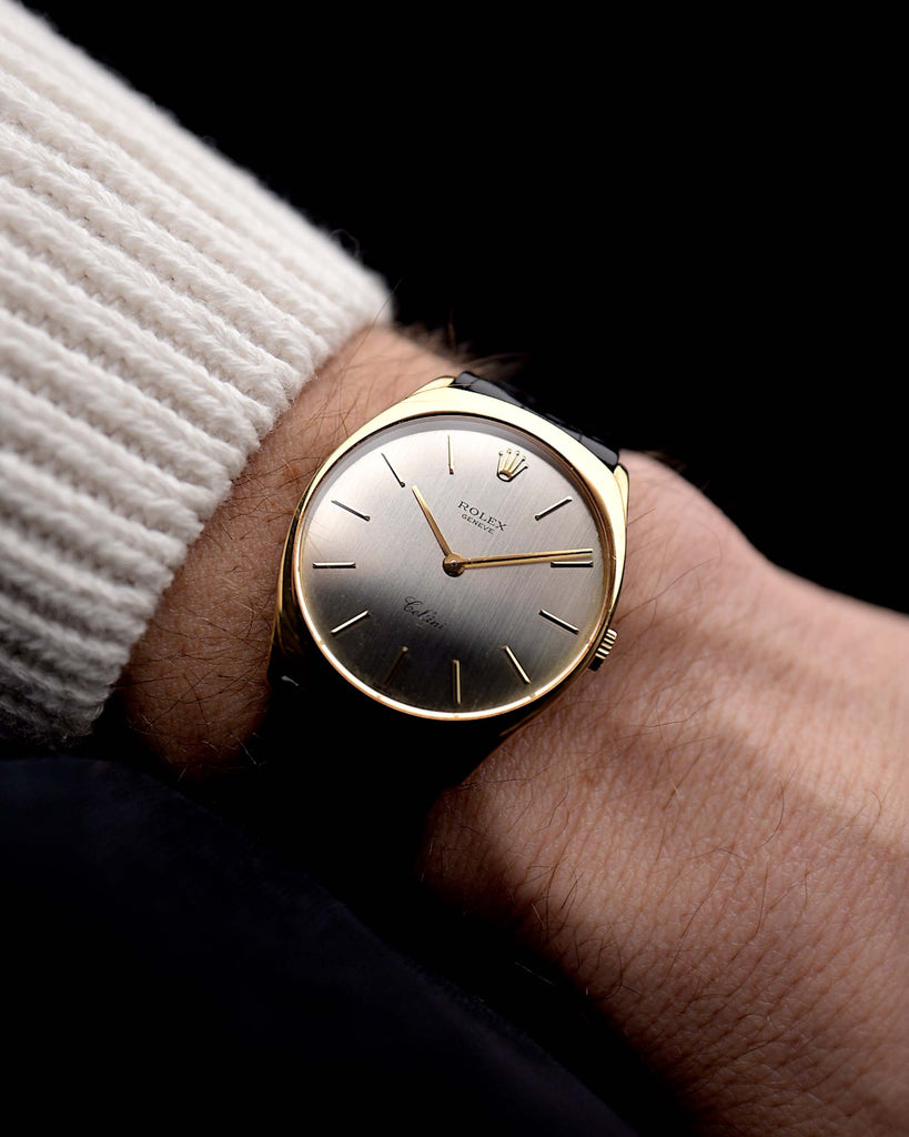 Vidéo d'une Rolex Cellini 4133 18k des années 1990 sur un poignet. Boîtier de 31 mm en or jaune avec mouvement à remontage manuel, cadran argenté, bracelet en cuir d'origine et boucle en or 18k.