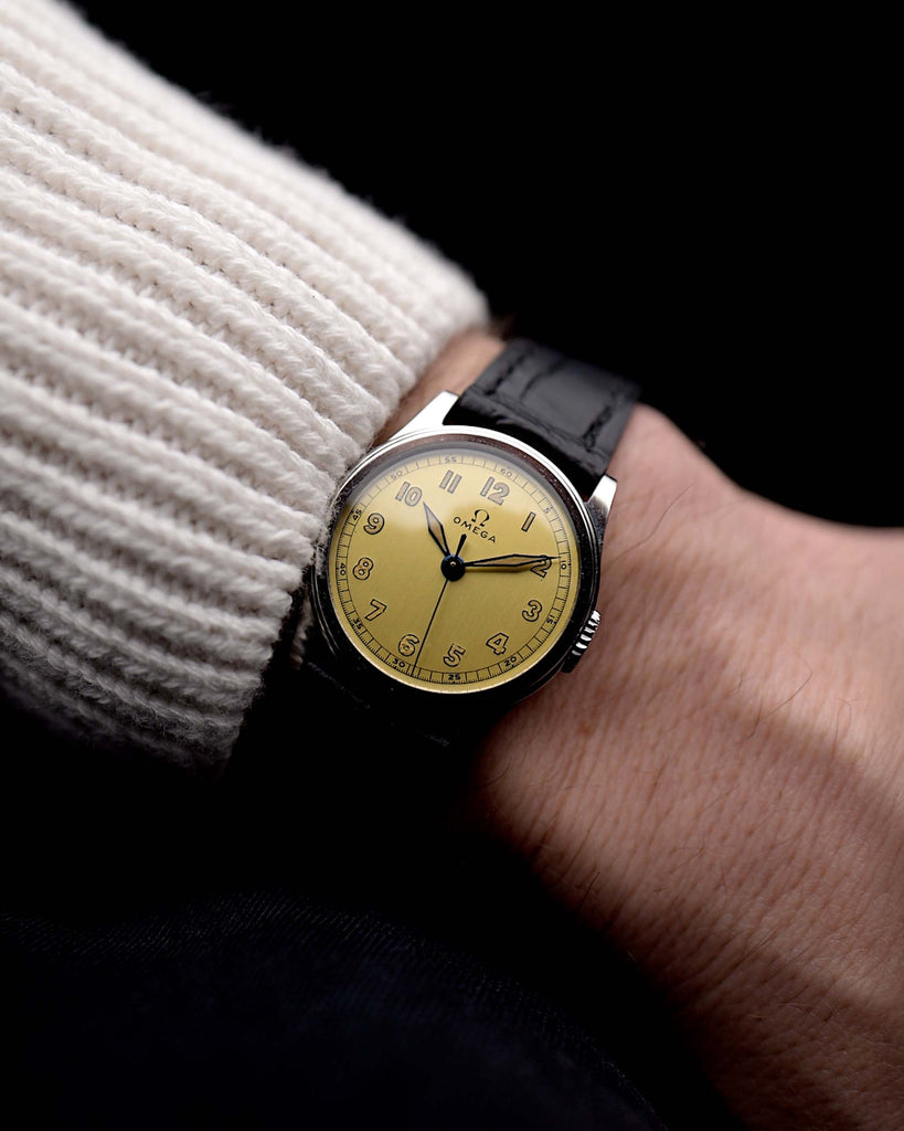 Vidéo d'une Omega Radium Sword Arabic de 1935 au poignet. Boîtier de 28 mm en acier inoxydable avec mouvement à remontage manuel, cadran doré d'origine, luminescence au radium et bracelet en cuir.