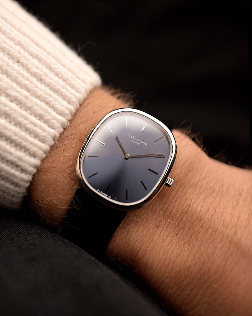 Montre Patek Phillippe 3738 Ellipse Jumbo des années 1980 sur un poignet. 31mm avec boîtier en or blanc 18k, calibre automatique 240, cadran MK1 Blue Sunburst impeccable et bracelet en cuir d'origine.