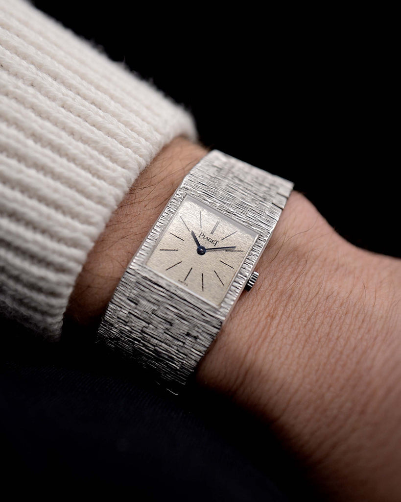 Vidéo d'une Piaget Protocole 9133 Bark 18k des années 1970 sur un poignet. 23mm en or blanc 18k avec mouvement à remontage manuel, cadran original en écorce et bracelet intégré.