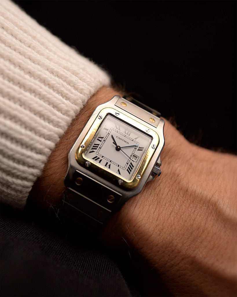Montre Vintage Cartier Santos 2961 Carrée Two Tone des années 1990 sur un poignet. 29mm en acier inoxydable et or jaune 18k avec mouvement automatique, cadran blanc impeccable et bracelet bicolore.