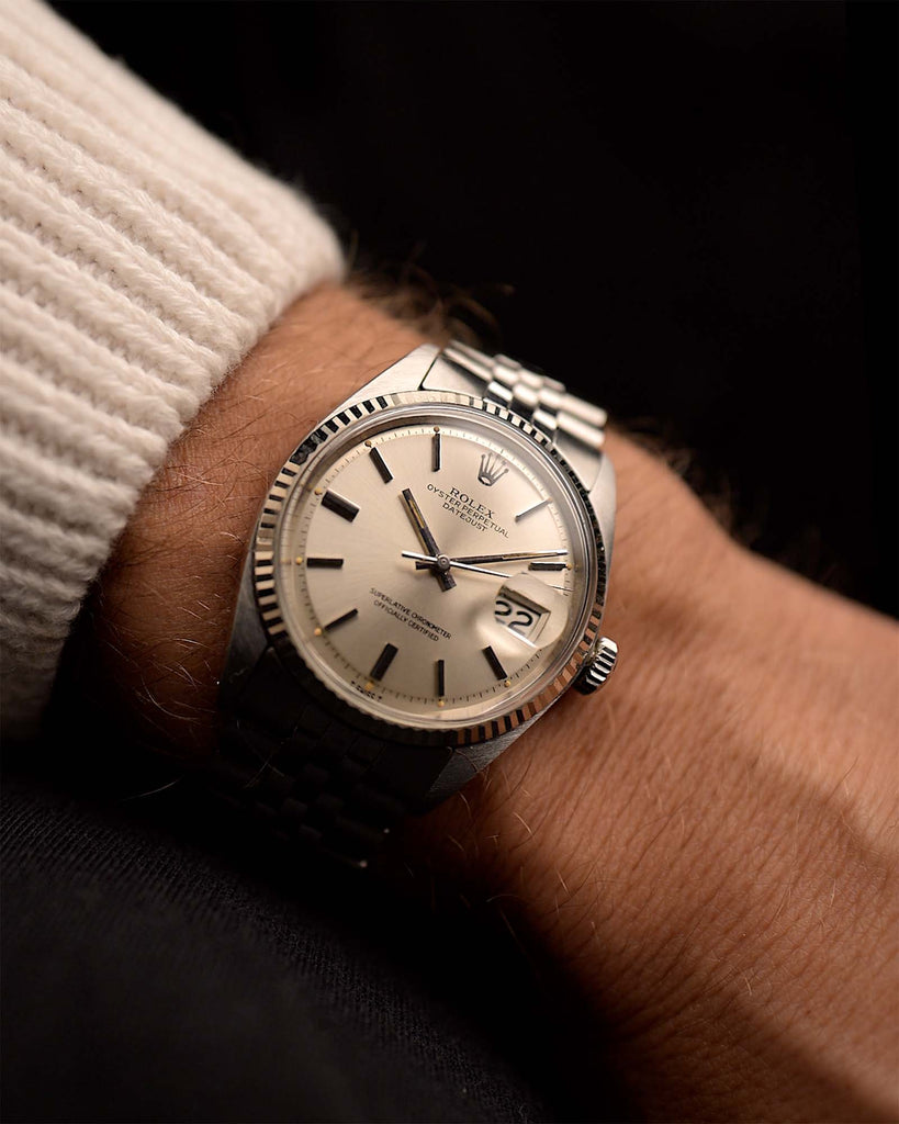 Montre vintage Rolex Datejust 1601 Silver Pie Pan de 1973 sur un poignet. 36mm en Acier inoxydable avec Calibre Automatique 1570, Cadran Pie Pan Argenté, Bracelet Jubilé en Excellent état.