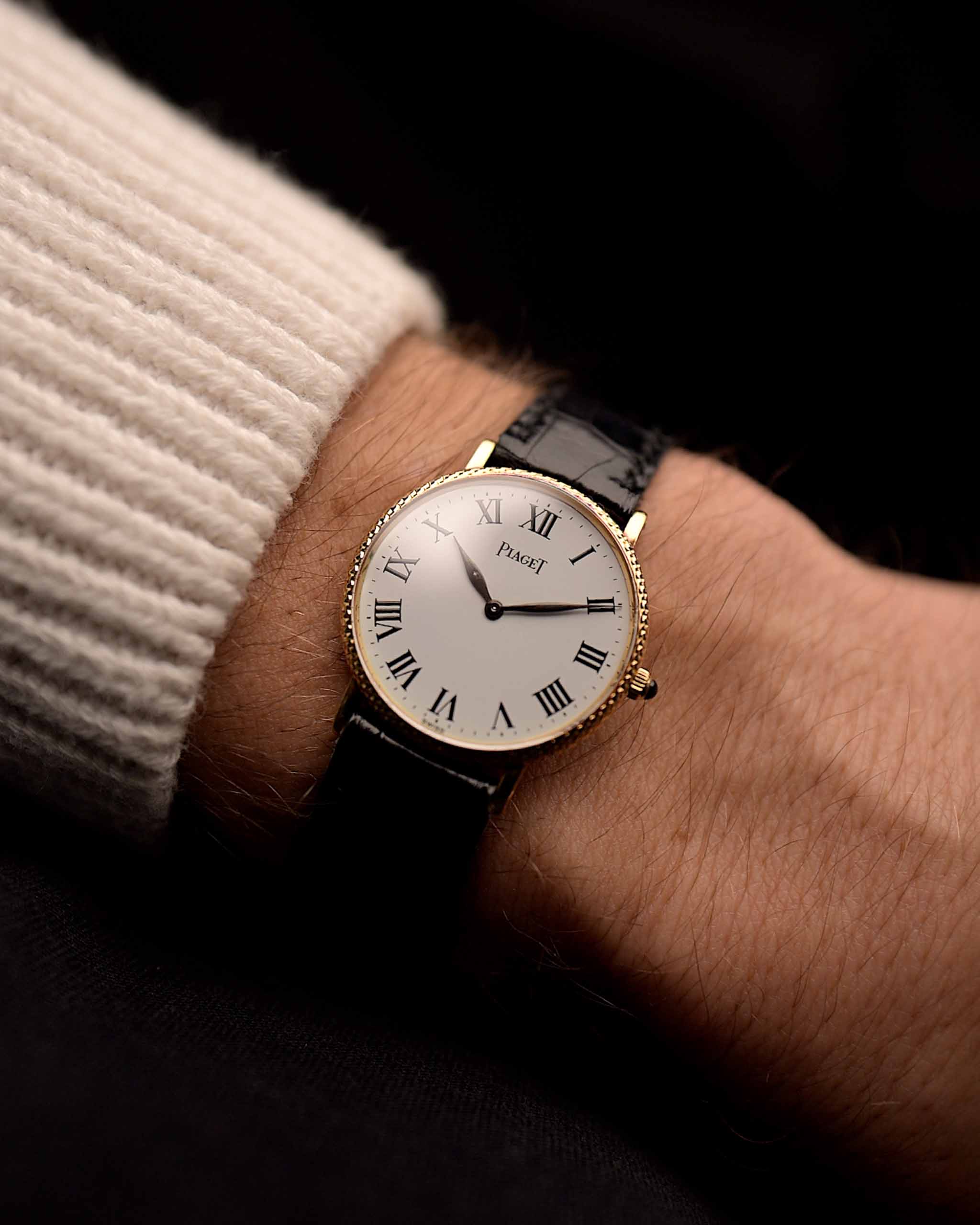 Montre vintage Piaget 9016 Altiplano des années 1980, boîtier en or jaune 18 carats de 27 mm, calibre 9P à remontage manuel, cadran blanc d'origine, bracelet en cuir au poignet.