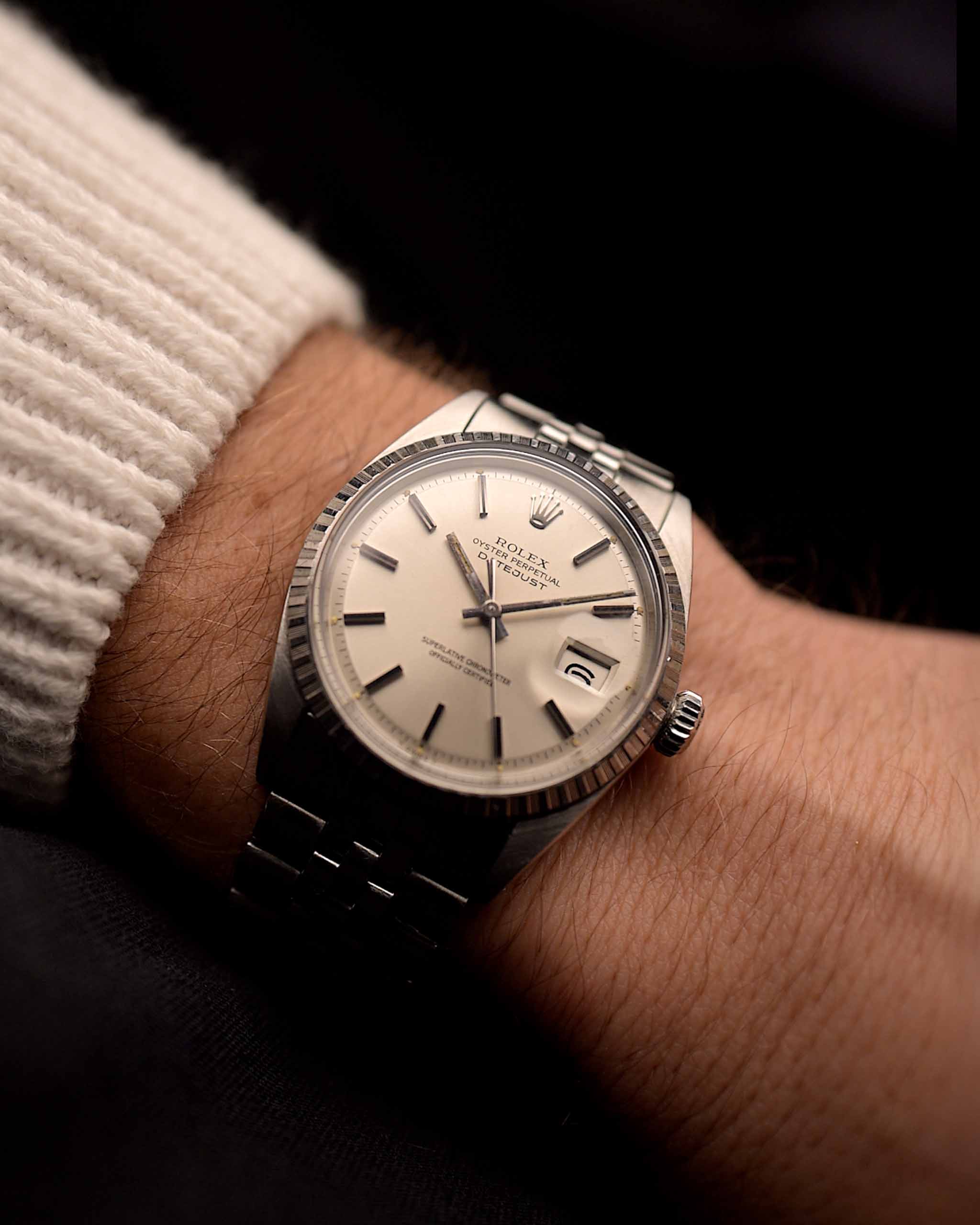 Montre Rolex Datejust 1603 vintage de 1972, boîtier en acier inoxydable de 36 mm, cadran argenté soleillé, bracelet Jubilee au poignet d'une personne sur fond sombre, vidéo