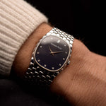 Montre Audemars Piguet Cobra vintage, or blanc 18 carats, cadran bleu nuit diamanté, mouvement manuel, bracelet intégré, au poignet, fond noir, vidéo