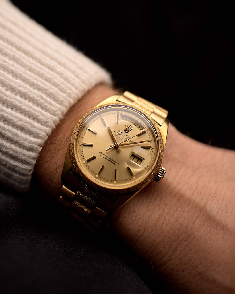 Montre Rolex Day-Date 1811 vintage, or jaune 18 carats, cadran doré, boîtier Oyster 36 mm, calibre 1556, au poignet, fond noir