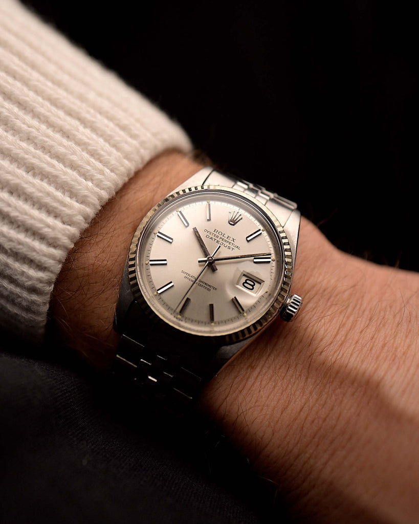 Montre Rolex Datejust 1601 vintage, cadran argenté, boîtier en acier inoxydable, mouvement automatique, bracelet Jubilee, au poignet, fond noir, vidéo