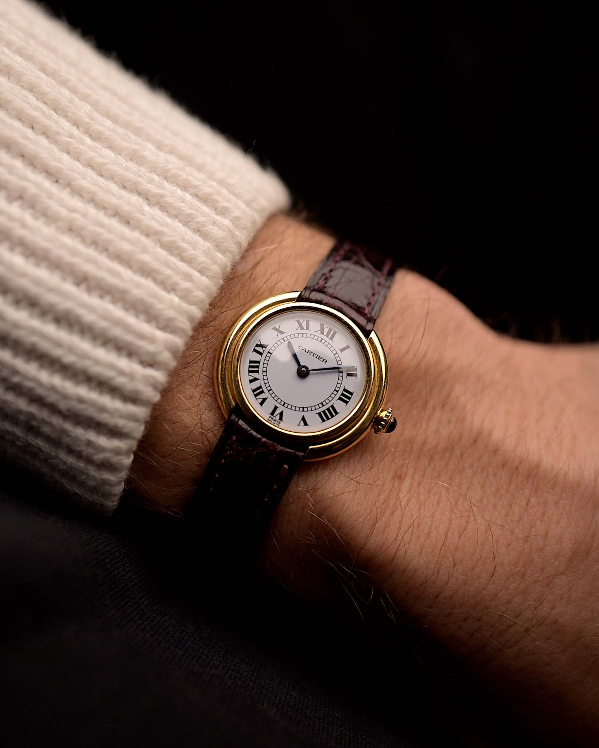 Montre Vintage Cartier Ellipse en or 18k, cadran blanc, signature Paris, bracelet original en cuir rouge, au poignet, fond noir