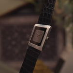Montre Piaget Protocole 9151 vintage, or blanc 18 carats, cadran en onyx, forme tank, mouvement Calibre 9P, bracelet en cuir, fond flou, vidéo