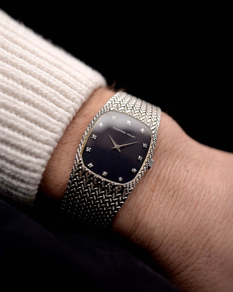 Une vidéo d'une montre Audemars Piguet Cobra des années 1980 sur un poignet. Or blanc, 27 mm, remontage manuel Cal. 2080, cadran original sans défaut avec 12 diamants et bracelet en maille d'or blanc.