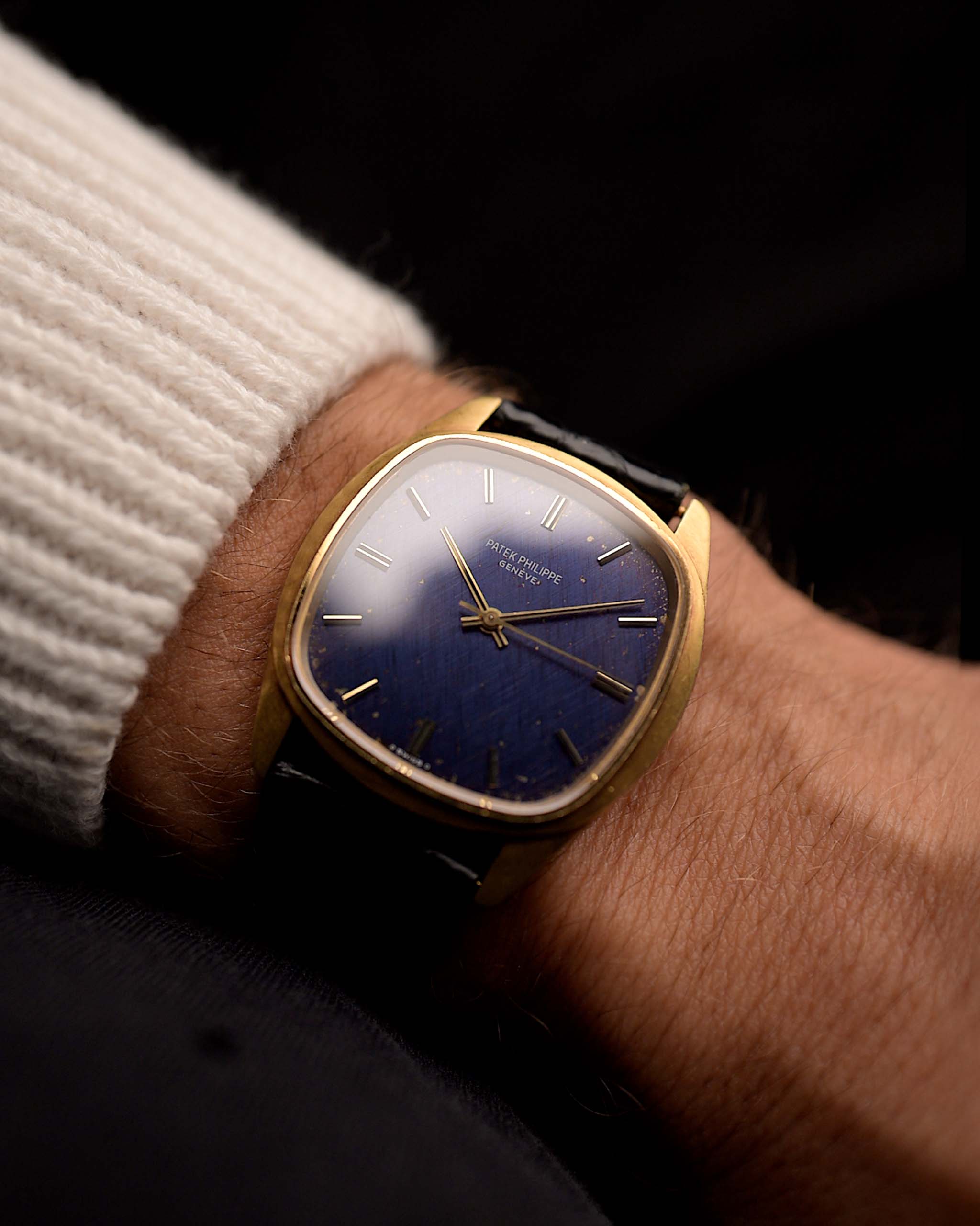 Montre Patek Philippe 3585 Jumbo Blue des années 1980 sur un poignet. 36mm avec boîtier en or jaune 18k, calibre automatique 350, cadran Sigma bleu marine d'origine avec patine Stardust et bracelet en cuir d'origine.