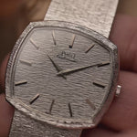 Montre Piaget Vintage TV 12401 Montre Vintage Boîtier TV en or blanc Montre Vintage Cadran martelé blanc Calibre 12P1 sur bracelet intégré sur fond flou, vidéo