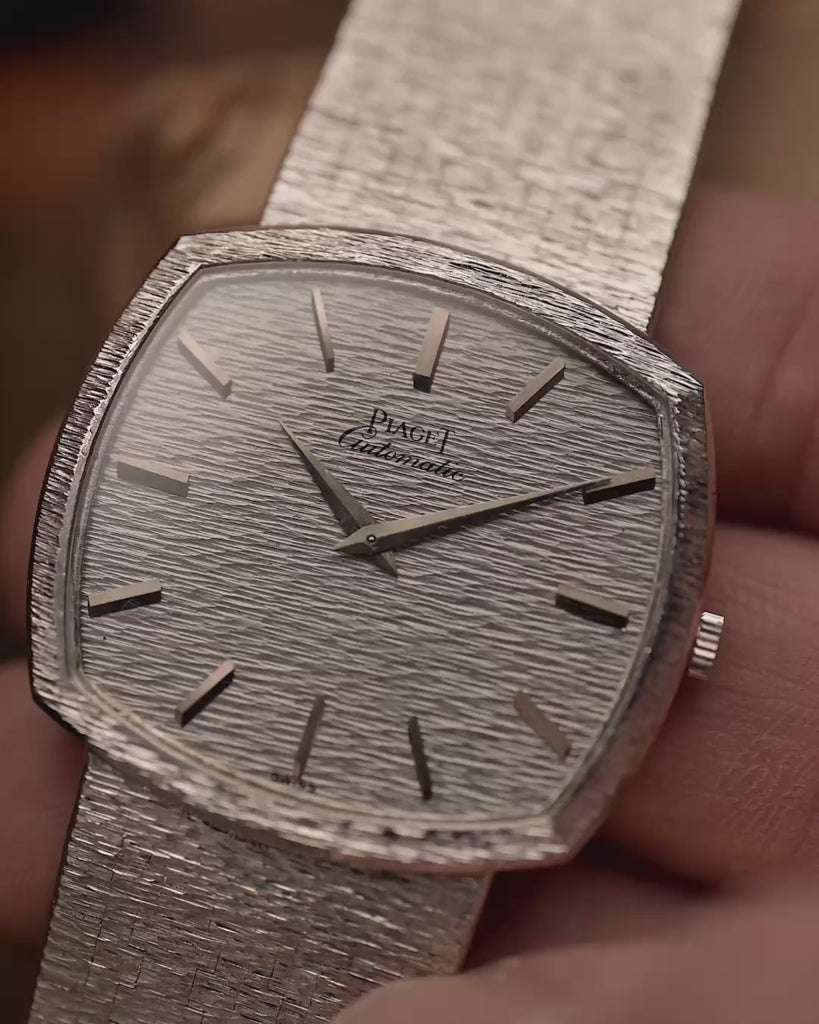 Montre Piaget Vintage TV 12401 Montre Vintage Boîtier TV en or blanc Montre Vintage Cadran martelé blanc Calibre 12P1 sur bracelet intégré sur fond flou, vidéo