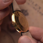 Montre Rolex Precision 9919 vintage, or 18 carats, cadran gris, boîtier Disco Volante, au poignet, fond flou, vidéo de détails