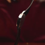 Montre Vintage Omega Art Deco avec cadran saumon, boîtier en acier inoxydable, mouvement à remontage manuel et bracelet en cuir marron au poignet sur fond flou, vidéo