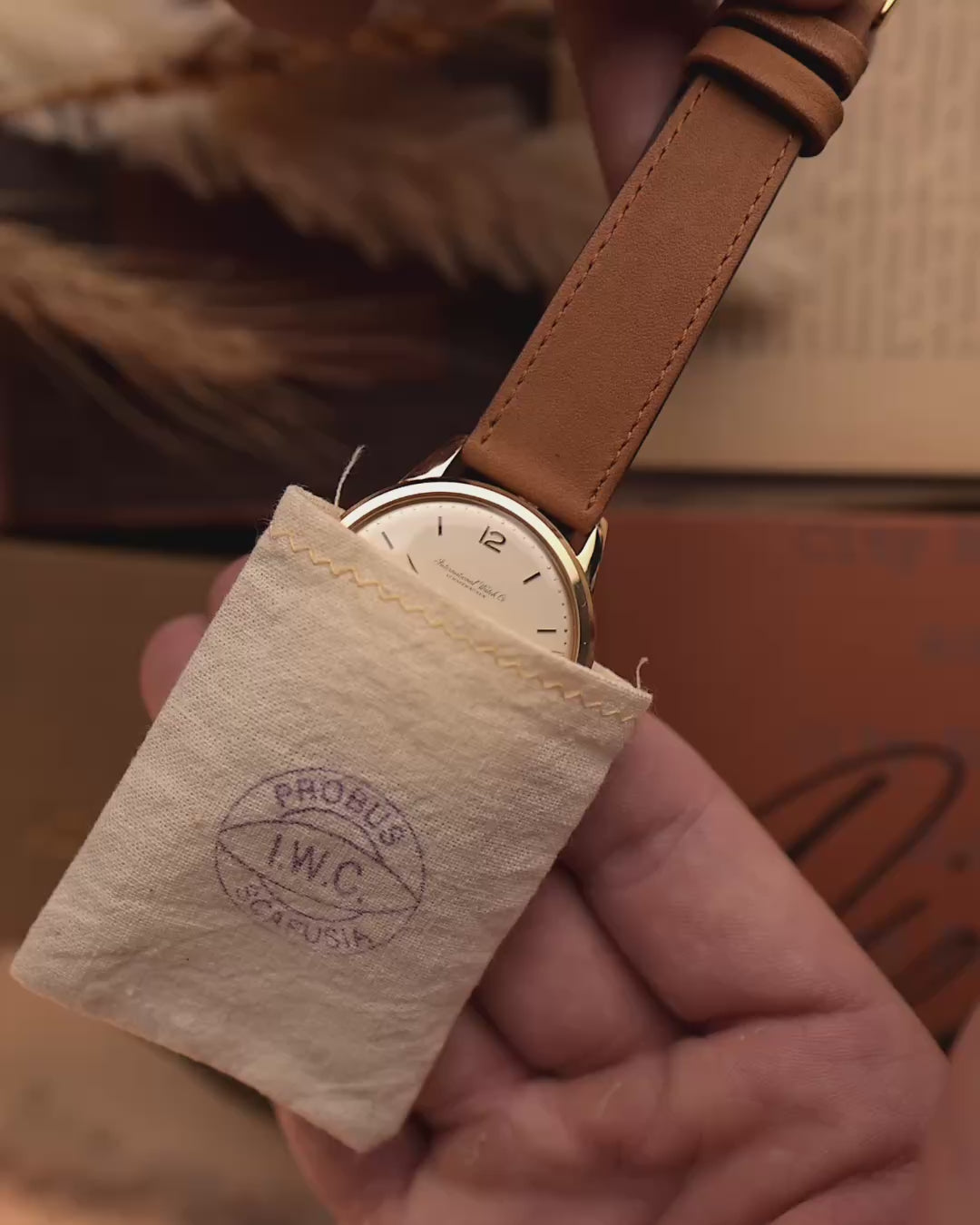 Montre vintage IWC Cal. 89 de 1958, boîtier 36mm en or rose 18k, cadran argenté d'origine, remontage manuel, vidéo