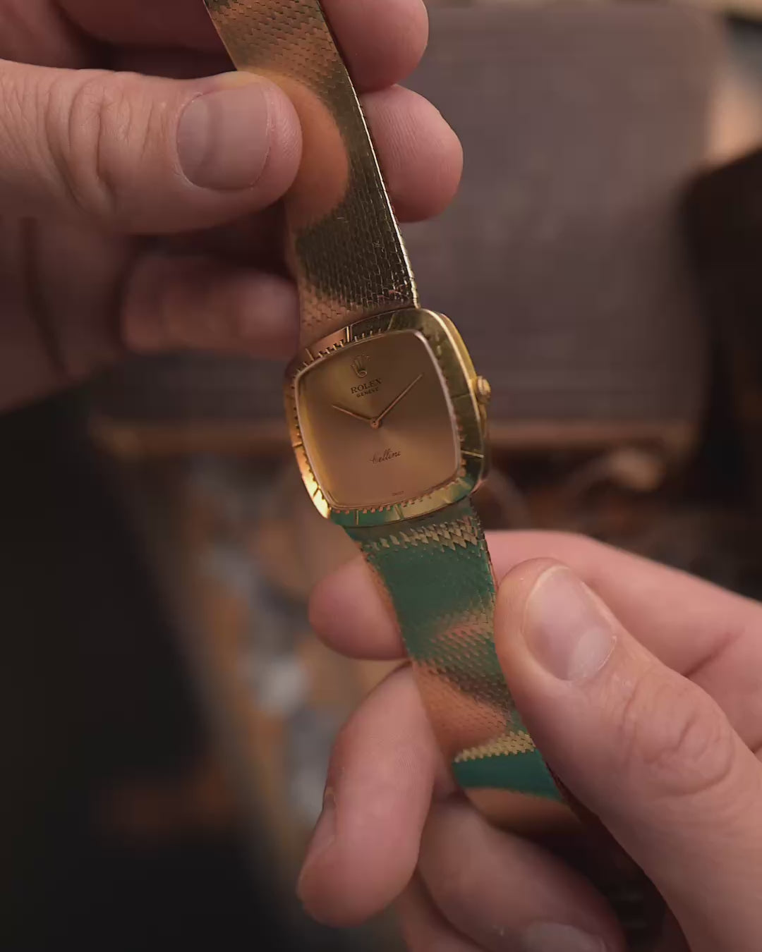 Montre vintage Rolex Cellini 4084 Square 18k de 1978. 30mm avec boîtier en or jaune 18k, mouvement à remontage manuel, cadran doré et bracelet original en or jaune 18k.