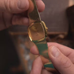Montre vintage Rolex Cellini 4084 Square 18k de 1978. 30mm avec boîtier en or jaune 18k, mouvement à remontage manuel, cadran doré et bracelet original en or jaune 18k.