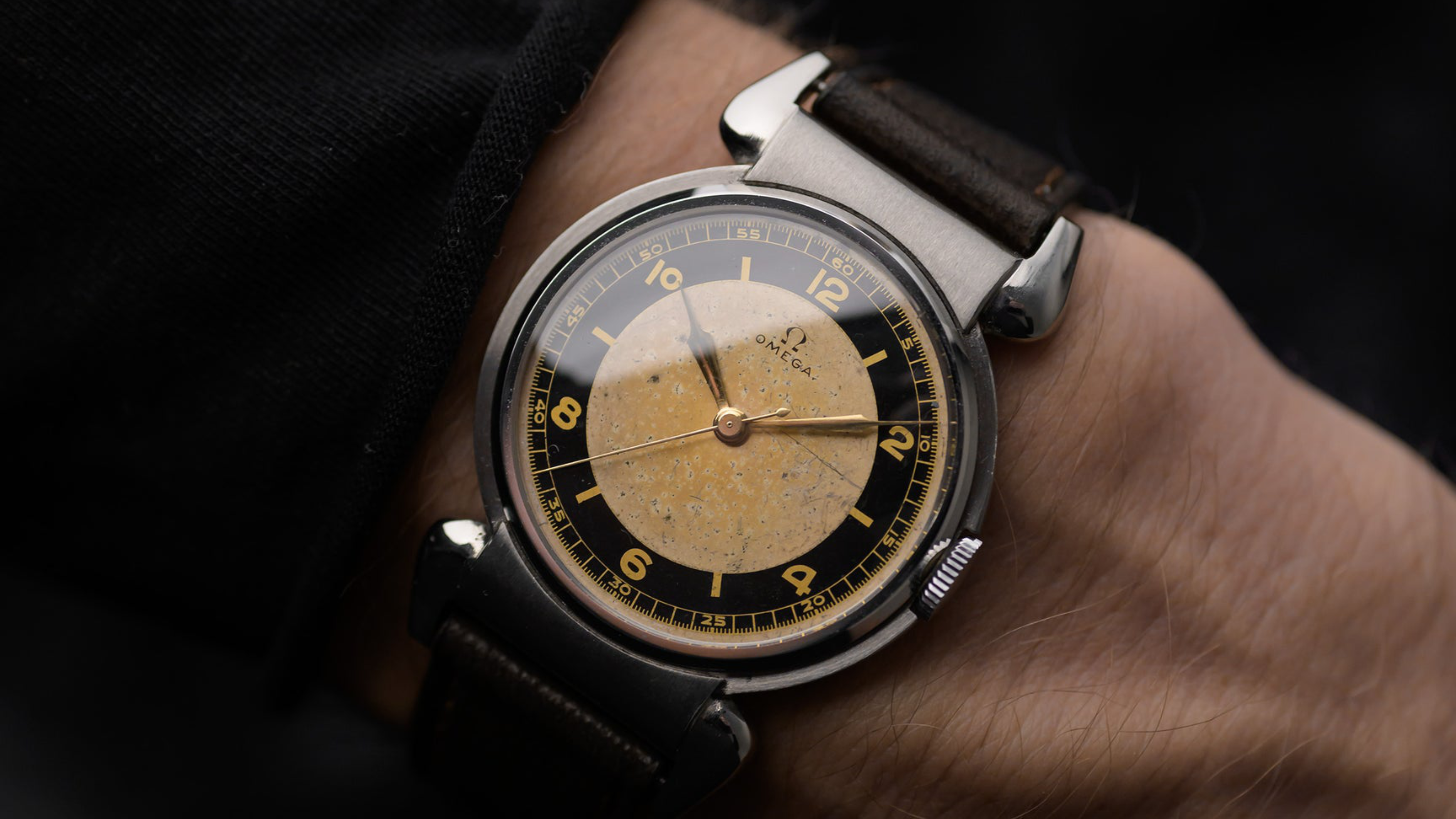 orologio da abito Omega vintage del 1930 con quadrante a settori e anse a scarabeo
