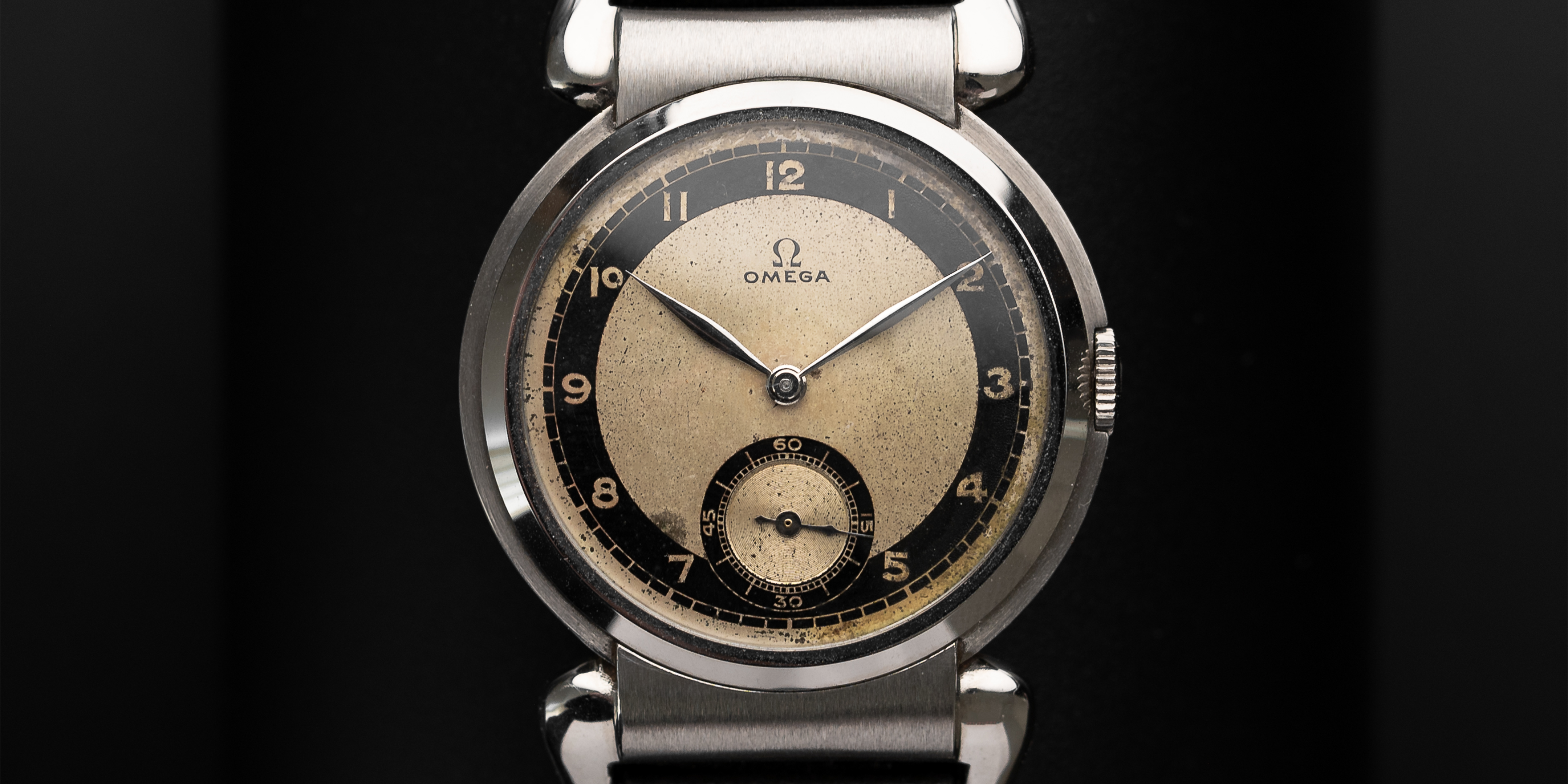 Orologio da abito Omega degli anni '40 con quadrante a settori e anse a scarabeo