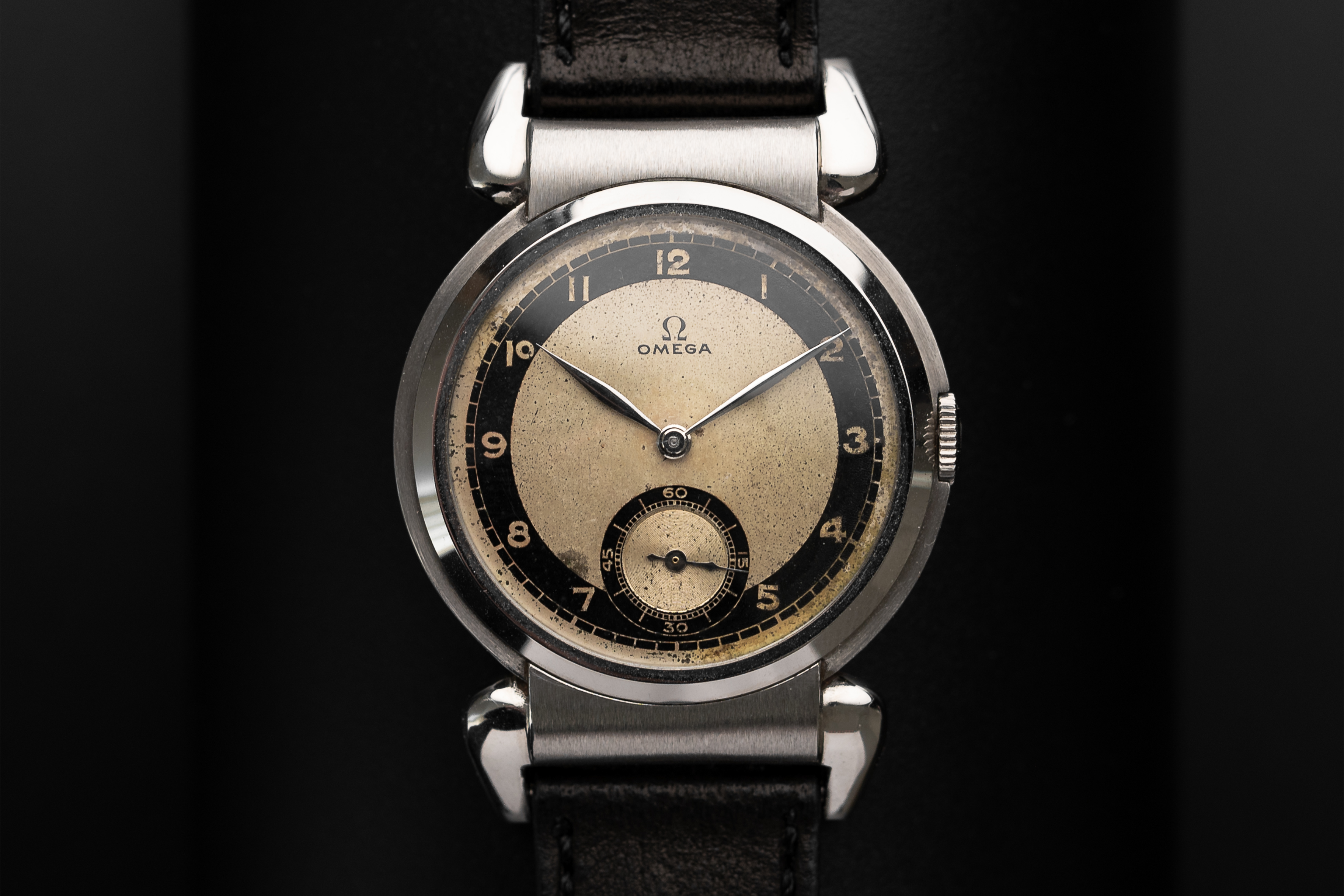 Orologio da abito Omega degli anni '40 con quadrante a settori e anse a scarabeo