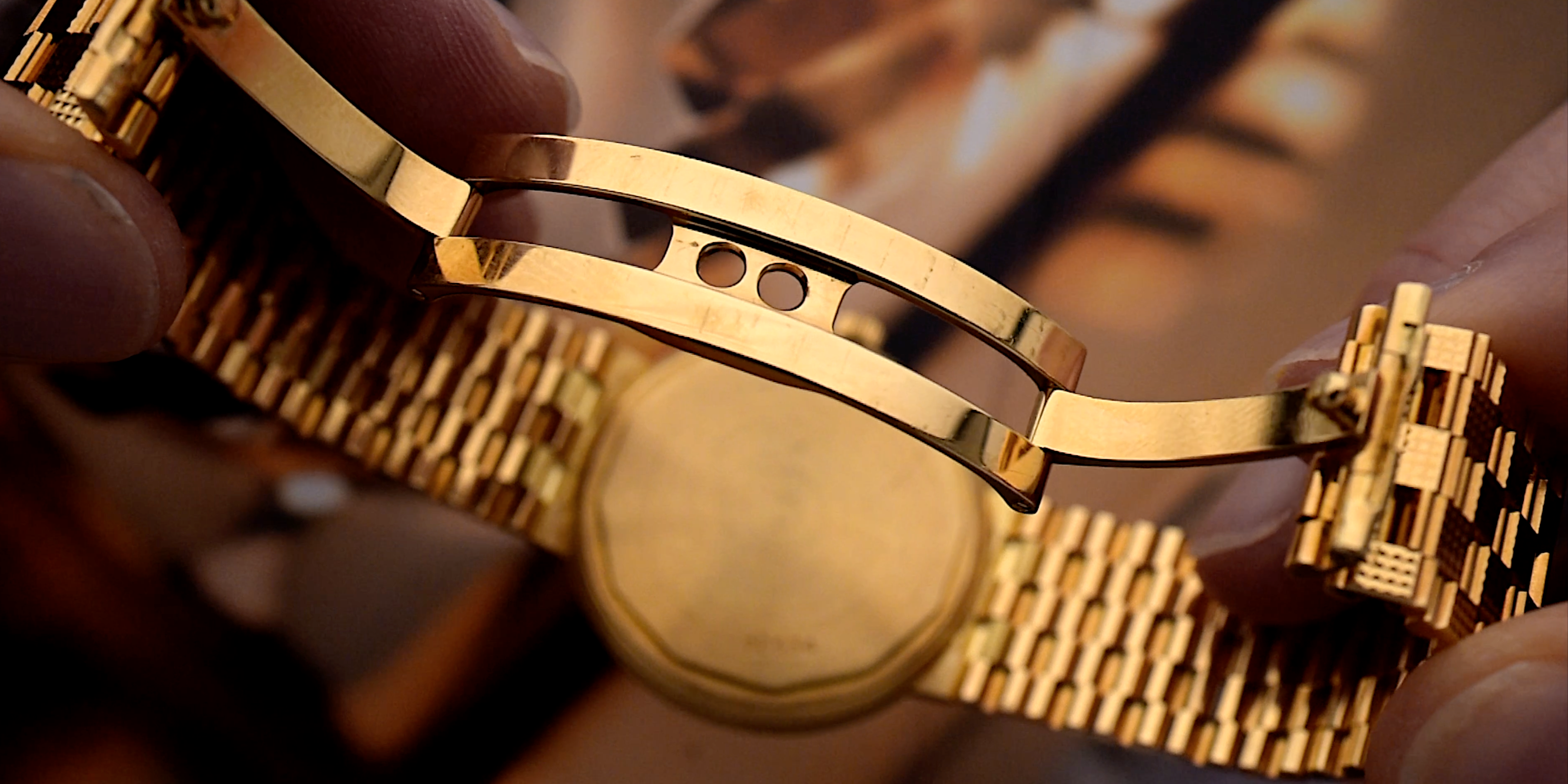 Primo piano del bracciale integrato su un Audemars Piguet vintage anni '80 in oro giallo 18 carati.