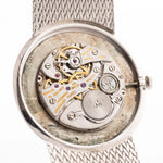 Foto ravvicinata di un Audemars Piguet 18k Black degli anni Settanta. Cassa in oro bianco 18k da 31,5 mm con carica manuale Cal. 2003, quadrante nero profondo e bracciale in oro bianco 18k.