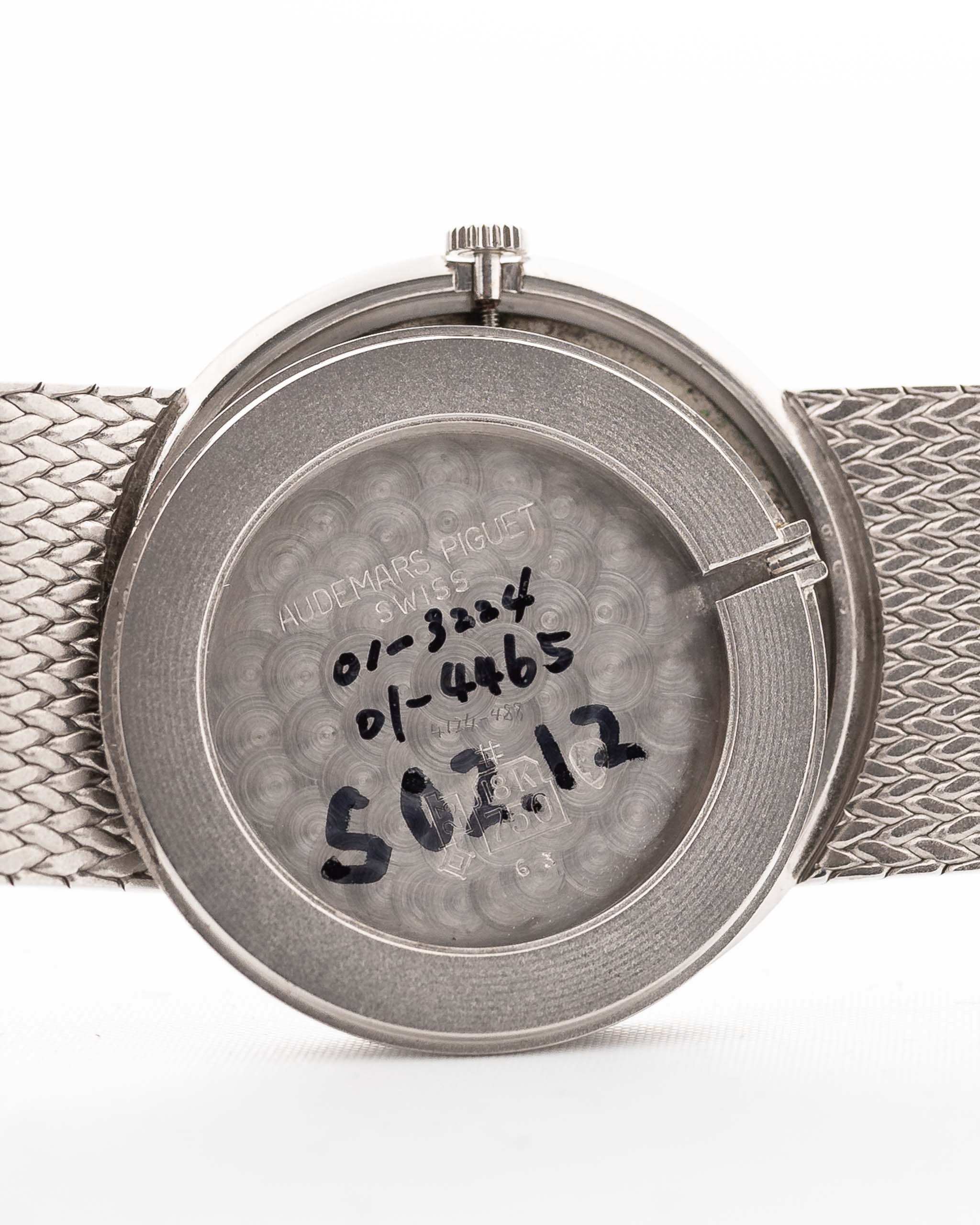 Foto ravvicinata di un Audemars Piguet 18k Black degli anni Settanta. Cassa in oro bianco 18k da 31,5 mm con carica manuale Cal. 2003, quadrante nero profondo e bracciale in oro bianco 18k.
