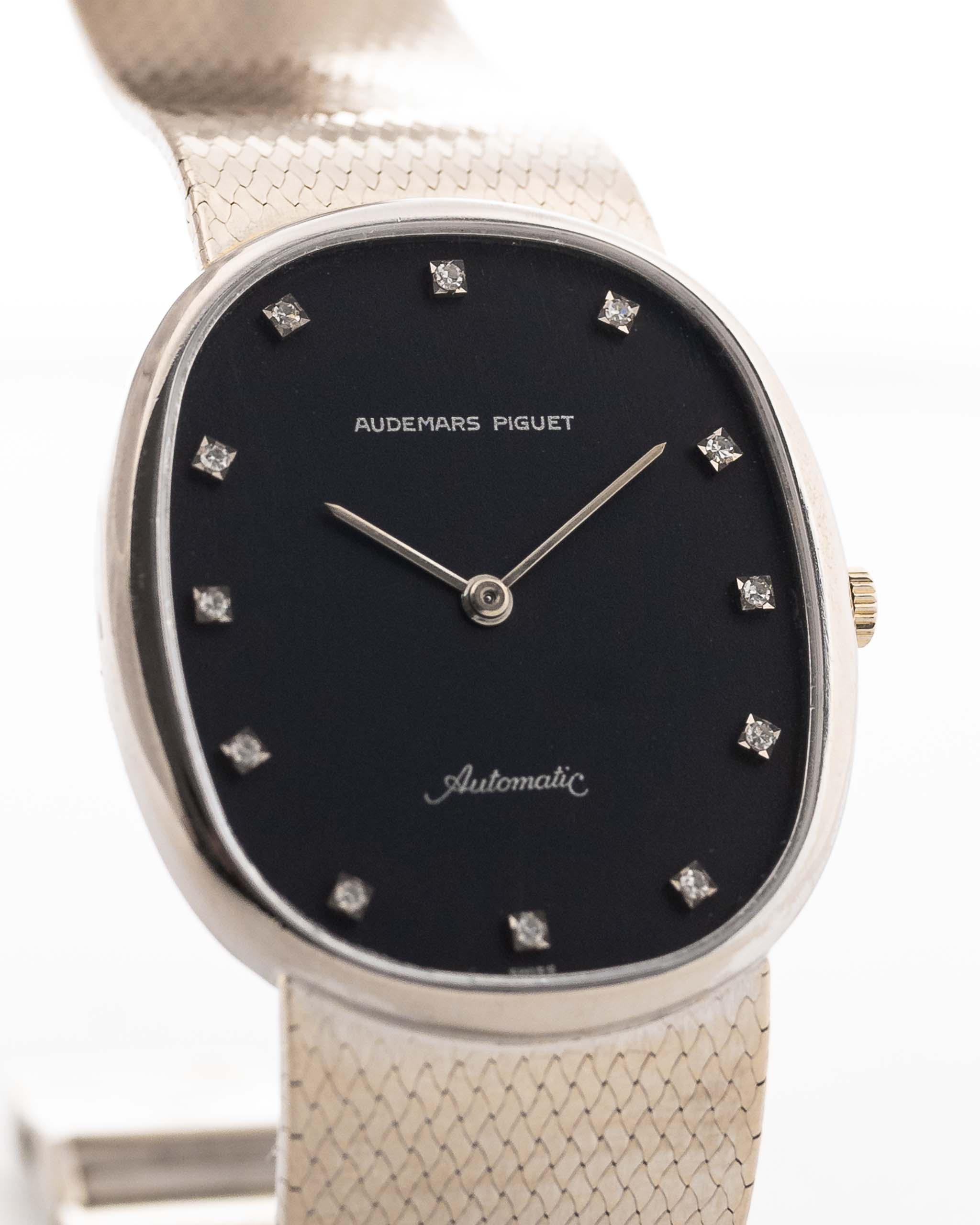 Audemars Piguet Vintage oro bianco Diamond Ellipse 1970 con quadrante nero e bracciale AP oro bianco 18 carati primo piano