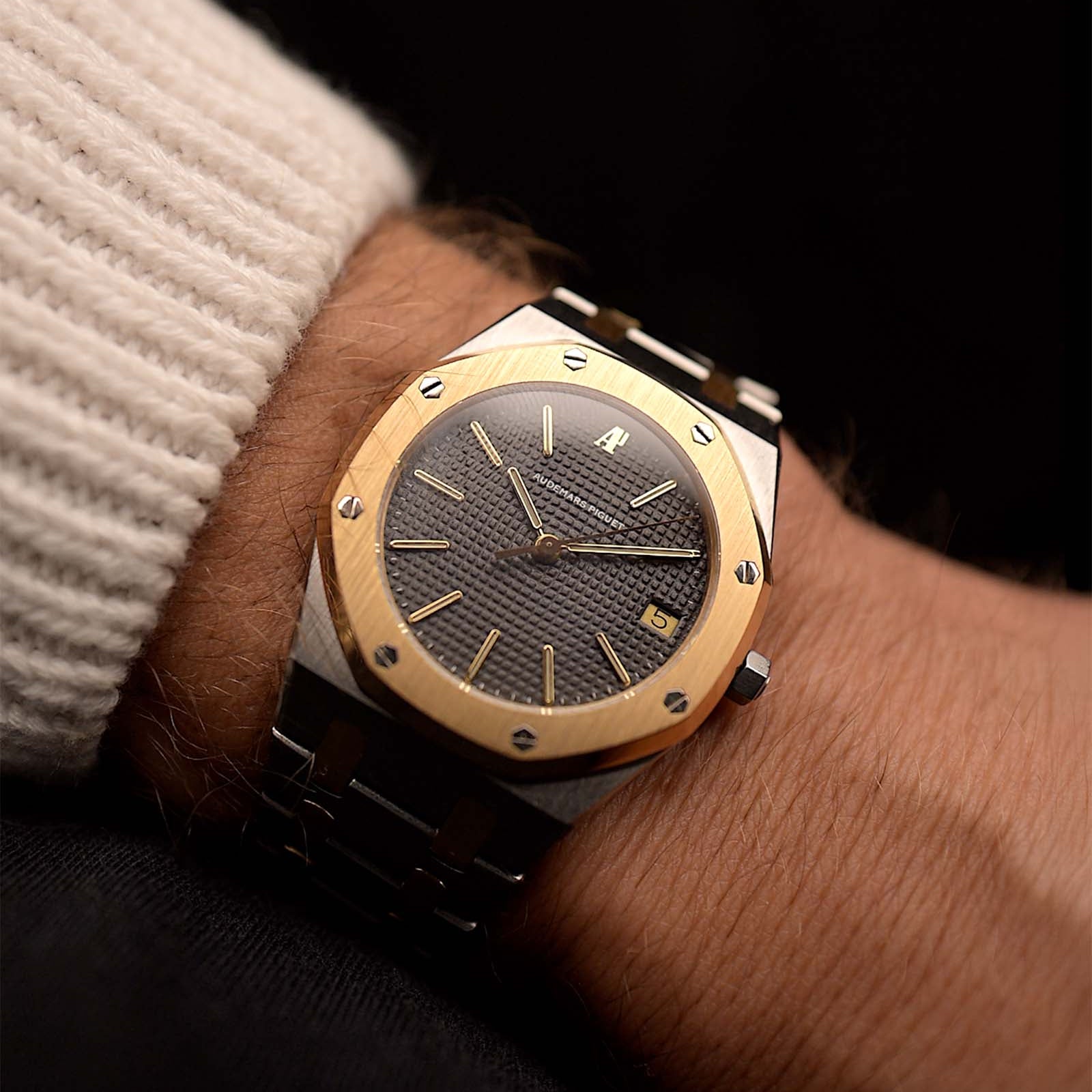 Orologio vintage Audemars Piguet 4100SA Royal Oak degli anni '80 al polso. 36 mm in acciaio inossidabile e oro giallo 18 carati con quadrante tapisserie grigio senza difetti, bracciale bicolore e movimento automatico.
