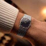 Orologio vintage Audemars Piguet Cobra, oro bianco 18 carati, quadrante con diamanti blu notte, movimento manuale, bracciale integrato, al polso, sfondo sfocato