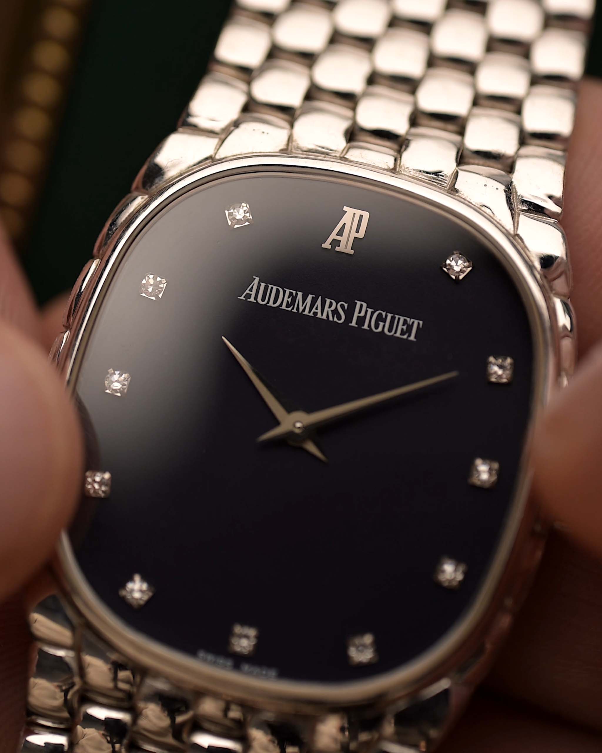 Primo piano di un orologio Audemars Piguet Cobra vintage, oro bianco 18 carati, quadrante con diamanti blu notte, movimento manuale, bracciale integrato, sfondo sfocato