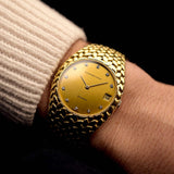 Orologio vintage Audemars Piguet Cobra 5403, oro 18 carati, quadrante con diamanti, cassa Jumbo, movimento automatico, al polso su sfondo nero