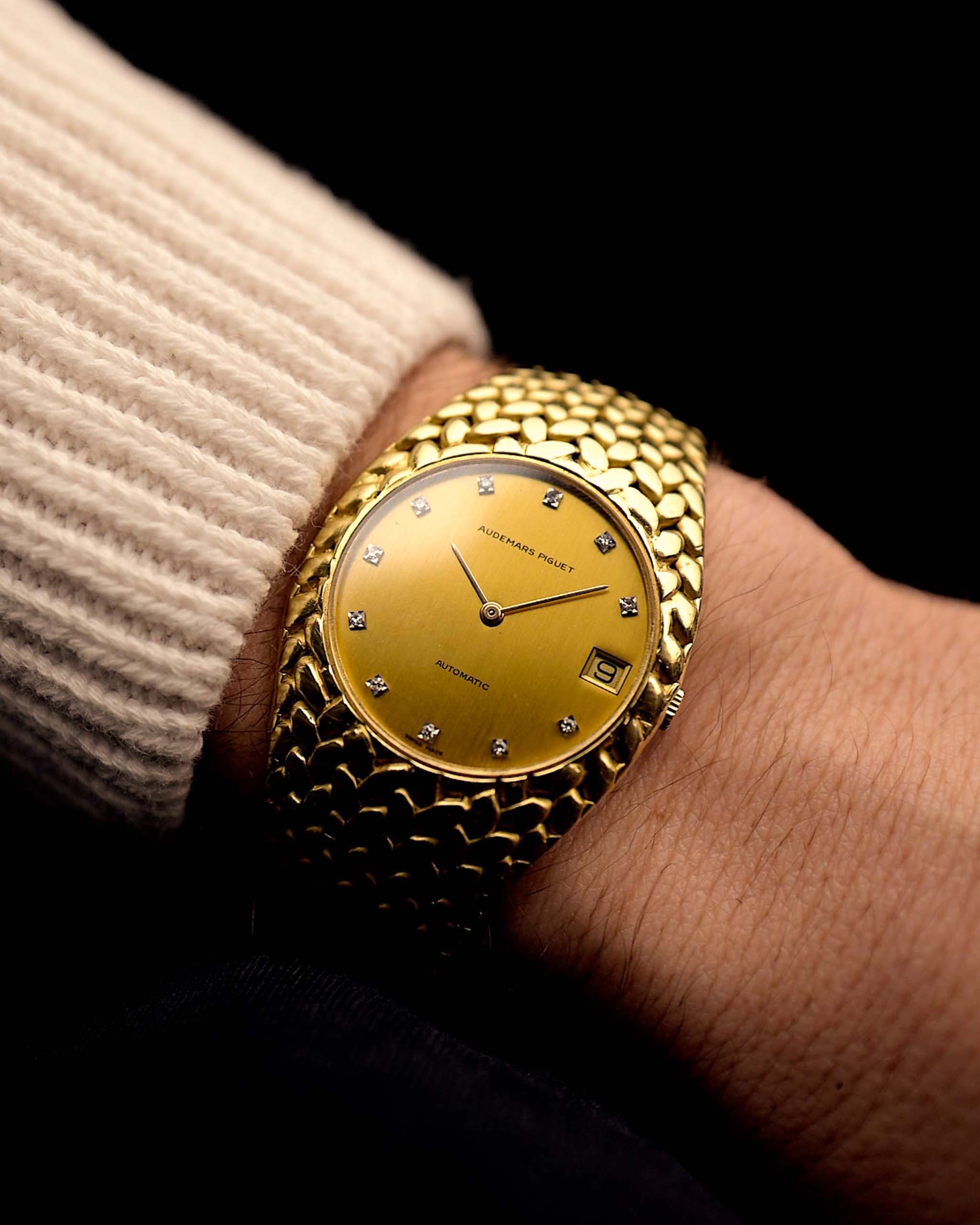 Orologio vintage Audemars Piguet Cobra 5403, oro 18 carati, quadrante con diamanti, cassa Jumbo, movimento automatico, al polso su sfondo nero