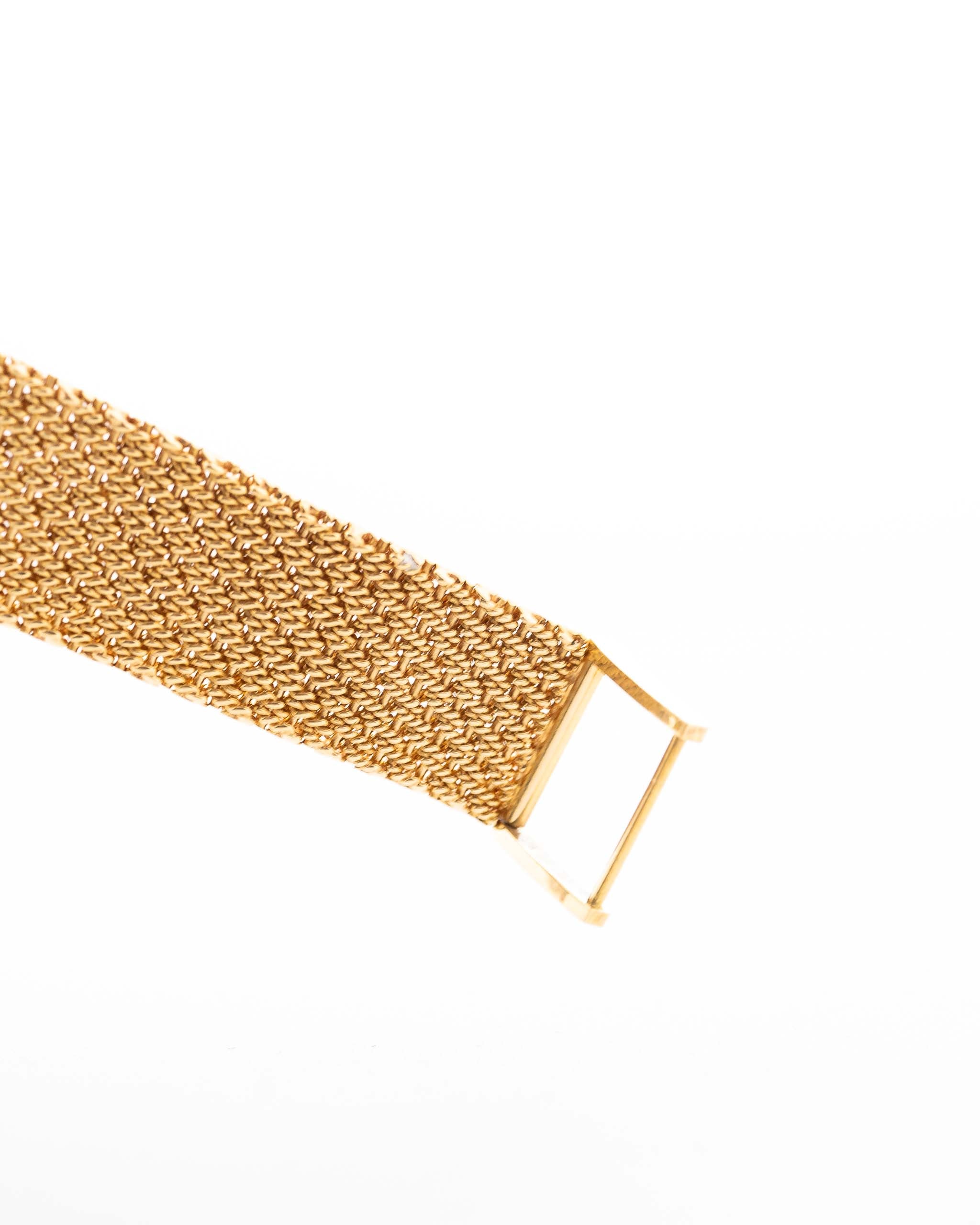 Foto ravvicinata di un Audemars Piguet Octagon Two Tone 18k degli anni Ottanta. 30 mm con cassa in oro giallo 18 carati, quadrante in avventurina dorata, movimento a carica manuale e bracciale in oro giallo.
