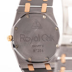 Primo piano di una cassa vintage Audemars Piguet Royal Oak 56175 Tantalum Rose 1980. 33 mm con cassa in tantalio e oro rosa, movimento al quarzo, quadrante grigio ardesia e bracciale in tantalio/oro rosa.