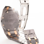 Primo piano di un Audemars Piguet Royal Oak 56175 Tantalum Rose 1980s Bracciale d'epoca. 33 mm con cassa in tantalio e oro rosa, movimento al quarzo, quadrante grigio ardesia e bracciale in tantalio/oro rosa.