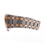 Primo piano di un Audemars Piguet Royal Oak 56175 Tantalum Rose 1980s Bracciale d'epoca. 33 mm con cassa in tantalio e oro rosa, movimento al quarzo, quadrante grigio ardesia e bracciale in tantalio/oro rosa.