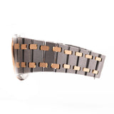 Primo piano di un Audemars Piguet Royal Oak 56175 Tantalum Rose 1980s Bracciale d'epoca. 33 mm con cassa in tantalio e oro rosa, movimento al quarzo, quadrante grigio ardesia e bracciale in tantalio/oro rosa.