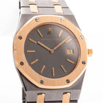 Primo piano di un Audemars Piguet Royal Oak 56175 Tantalum Rose 1980 Quadrante vintage. 33 mm con cassa in tantalio e oro rosa, movimento al quarzo, quadrante grigio ardesia e bracciale in tantalio/oro rosa.
