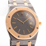 Primo piano di un Audemars Piguet Royal Oak 56175 Tantalum Rose 1980 Quadrante vintage. 33 mm con cassa in tantalio e oro rosa, movimento al quarzo, quadrante grigio ardesia e bracciale in tantalio/oro rosa.