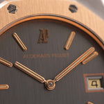 Primo piano di un Audemars Piguet Royal Oak 56175 Tantalum Rose 1980 Quadrante vintage. 33 mm con cassa in tantalio e oro rosa, movimento al quarzo, quadrante grigio ardesia e bracciale in tantalio/oro rosa.