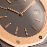 Primo piano di un Audemars Piguet Royal Oak 56175 Tantalum Rose 1980 Quadrante vintage. 33 mm con cassa in tantalio e oro rosa, movimento al quarzo, quadrante grigio ardesia e bracciale in tantalio/oro rosa.