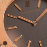 Primo piano di un Audemars Piguet Royal Oak 56175 Tantalum Rose 1980 Quadrante vintage. 33 mm con cassa in tantalio e oro rosa, movimento al quarzo, quadrante grigio ardesia e bracciale in tantalio/oro rosa.