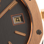Primo piano di un Audemars Piguet Royal Oak 56175 Tantalum Rose 1980 Quadrante vintage. 33 mm con cassa in tantalio e oro rosa, movimento al quarzo, quadrante grigio ardesia e bracciale in tantalio/oro rosa.