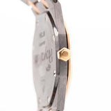 Primo piano di una cassa vintage Audemars Piguet Royal Oak 56175 Tantalum Rose 1980. 33 mm con cassa in tantalio e oro rosa, movimento al quarzo, quadrante grigio ardesia e bracciale in tantalio/oro rosa.